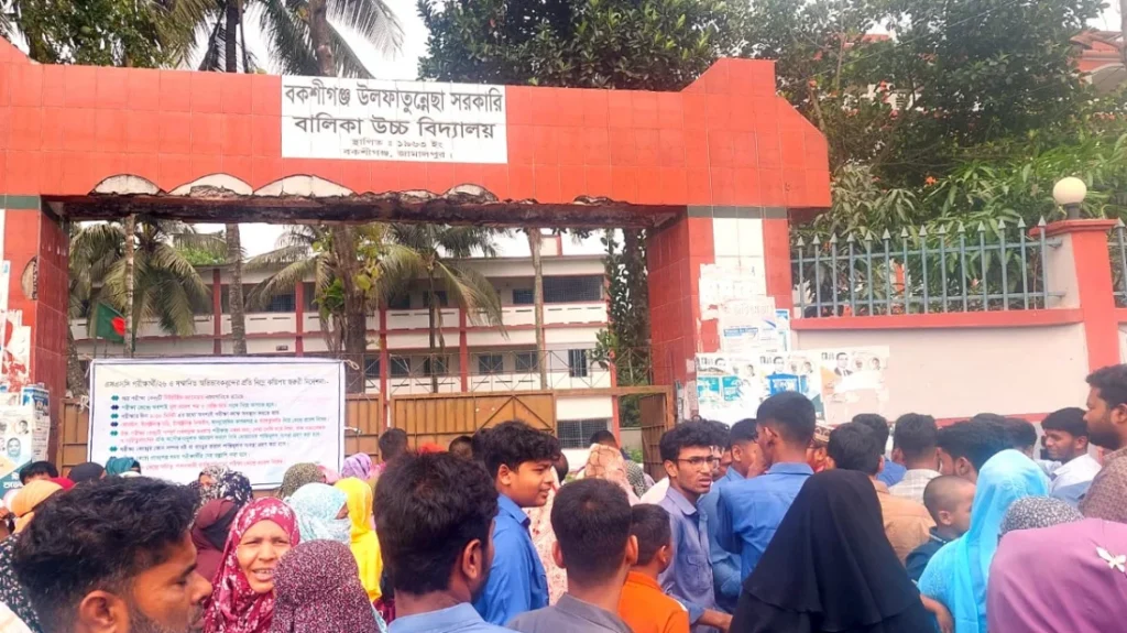টয়লেটে মোবাইল ফোনে প্রশ্ন সমাধান, এসএসসি পরীক্ষার্থী বহিষ্কার